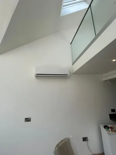5.0 kW Midea unit installed in a modern glass extension
